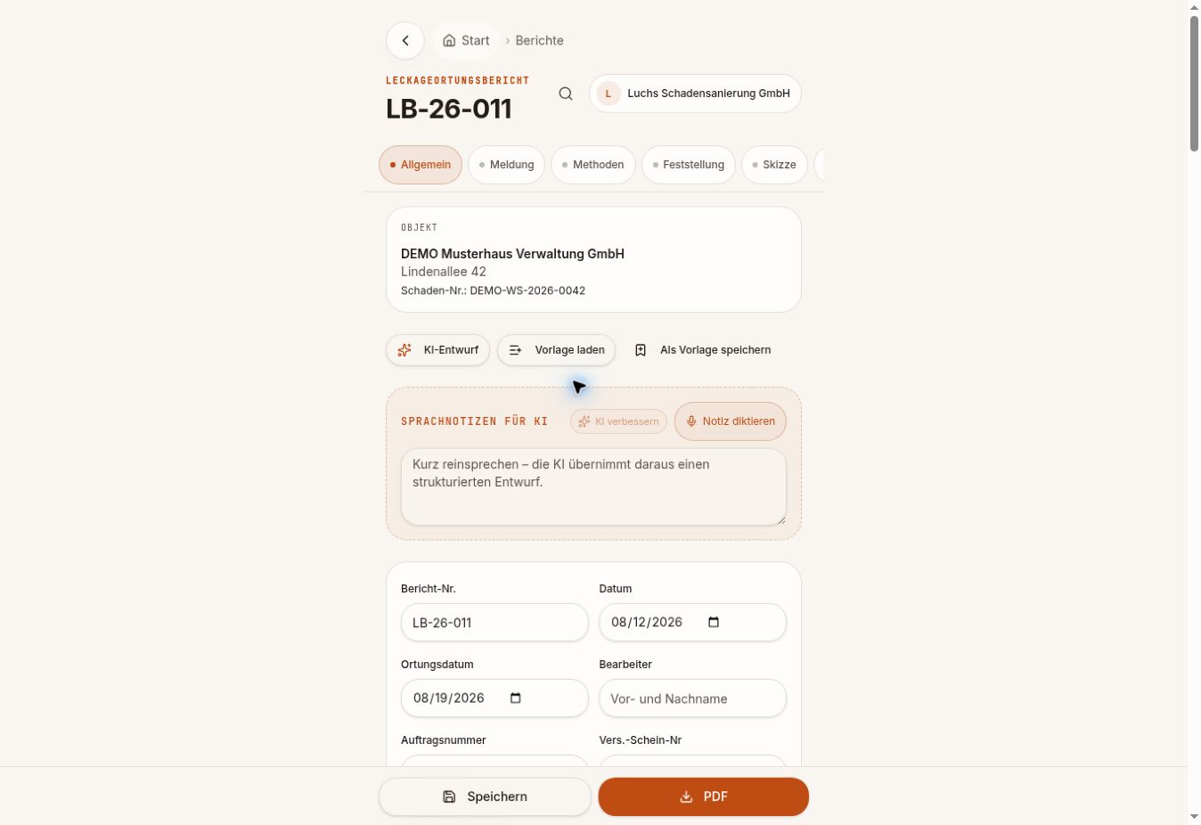 Leckageortungsbericht in LuchsFlow mit Abschnitten für Meldung, Methoden, Feststellung und Skizze, Objektdaten sowie einem Bereich für Sprachnotizen und KI-Entwurf.